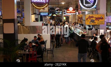 LOS ANGELES, CALIFORNIA, USA - 27 Okt 2019: Grand Central Market Street Lunch Shops mit Vielfalt von leuchtenden Retro-Neon-Schildern. Multirassische Menschen auf Stockfoto