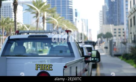 SAN DIEGO, CALIFORNIA USA - 15 JAN 2020: Feuerwehrautos und Sheriffs Auto mit Notsirenen auf dem Broadway geparkt. Feuerwehrfahrzeuge in d Stockfoto