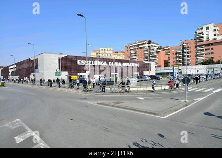 Reportage, Italien. März 2021, 13th. Mailand, Schlange im Supermarkt in via Rubattino (Mailand - 2020-03-21, Maurizio Maule) PS das Foto kann in Übereinstimmung mit dem Kontext verwendet werden, in dem es aufgenommen wurde, und ohne die diffamierende Absicht des Dekorums der vertretenen Personen nur redaktionelle Verwendung Kredit: Unabhängige Fotoagentur/Alamy Live News Stockfoto