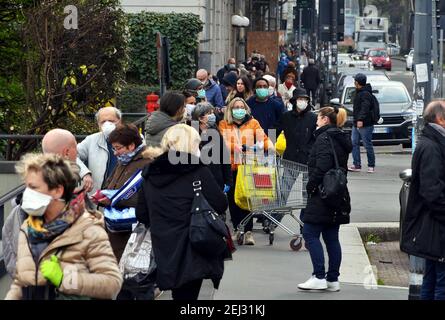 Reportage, Italien. März 2021, 13th. Milan, Code all'Esselunga in Viale Umbria (Milan - 2020-03-20, Maurizio Maule) PS das Foto kann in Übereinstimmung mit dem Kontext verwendet werden, in dem es aufgenommen wurde, und ohne die diffamierende Absicht des Dekorums der vertretenen Personen nur redaktionelle Verwendung Kredit: Unabhängige Fotoagentur/Alamy Live News Stockfoto