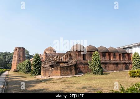 Blick auf Katra Masjid, eine der größten Karawansereien des indischen Subkontinents. Gelegen in Barowaritala, Murshidabad, West Bengalen, Indien. Islamisches A Stockfoto