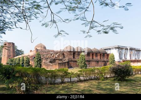 Blick auf Katra Masjid, eine der größten Karawansereien des indischen Subkontinents. Gelegen in Barowaritala, Murshidabad, West Bengalen, Indien. Islamisches A Stockfoto