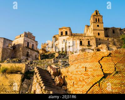 Dramatische Ansicht der Craco Ruinen, Geisterstadt verlassen nach einem Erdrutsch, Basilicata Region, Süditalien Stockfoto