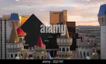 LAS VEGAS, NEVADA USA - 4 MÄR 2020: Excalibur Schloss und Luxor Pyramide Casino ungewöhnliche Luftaufnahme. Flugzeug vom Flughafen McCarran. Mandalay Bay A Stockfoto