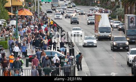 LAS VEGAS, NEVADA USA - 5 MÄR 2020: Menschen auf Fußgängerweg. Multikulturelle Männer und Frauen, die auf der Stadtpromenade spazieren. Menschenmenge auf dem Bürgersteig Stockfoto