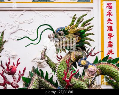 Detail des chinesischen Drachen im Hinterhof Brunnen von Phuc Kien Assembly Hall, Hoi an, Vietnam Stockfoto