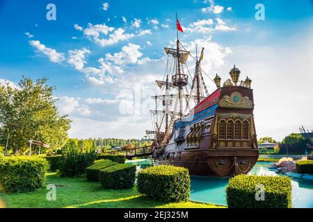 ESKISEHIR, TÜRKEI - 1. SEPTEMBER 2020: Piratenschiff im Sazova Park (Science Art and Culture Park) in Eskisehir, Türkei. Stockfoto