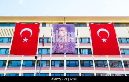 ISTANBUL, TÜRKEI - 2. SEPTEMBER 2020: Türkische Flaggen und Atatürk Portrait über Gebäude. Stockfoto