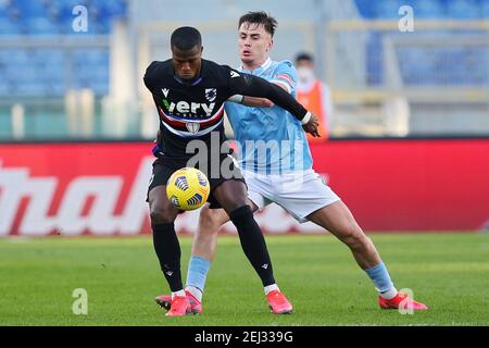 Rom, Italien. Februar 2021, 20th. Keita Balde von Sampdoria (L) vies für den Ball mit Gil Patricio Gabarron von Latium (R) während der italienischen Meisterschaft Serie EIN Fußballspiel zwischen SS Lazio und UC Sampdoria am 20. Februar 2021 im Stadio Olimpico in Rom, Italien - Foto Federico Proietti/DPPI Kredit: DPPI Media/Alamy Live News Stockfoto