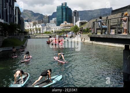 Stadt Kapstadt und Tafelberg von den Kanalwasserstraßen an der V&A Waterfront aus gesehen. Viele Leute aus und über genießen Wassersport. Stockfoto