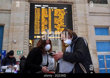 Reportage, Italien. März 2021, 13th. 3/13/2021 - Mailand, Hauptbahnhof mit Passagieren mit Maske (Mailand - 2020-02-25, Maurizio Maule) PS das Foto kann in Übereinstimmung mit dem Kontext verwendet werden, in dem es aufgenommen wurde, und ohne die diffamierende Absicht des Dekors der vertretenen Personen nur redaktionelle Verwendung (Foto by IPA/Sipa USA) Quelle: SIPA USA/Alamy Live News Stockfoto