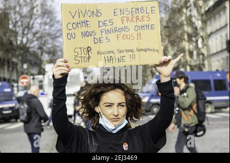 Evakuierung von Antifa-Demonstranten durch die Polizei am Place Denfer-Rochereau in Paris, Frankreich, während eines Gegenprotestes als "antifaschistische Reaktion" gegen eine Demonstration der rechtsextremen Gruppe Generation identitaire (GI) am 20. Februar 2021. Dutzende von Menschen versammelten sich, um Generation Idendaire zu unterstützen, eine extrem rechte Gruppe, die drohte, sich aufzulösen. Foto von Kelly LinSale / BePress/ABACAPRESS.COM Stockfoto