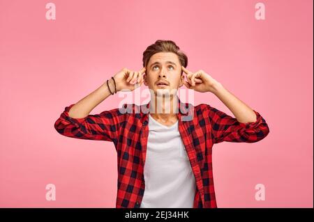 Fokussierter Mann mit den Fingern an seinen Schläfen, Emotion Stockfoto