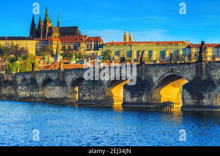Bekannter touristischer Ort mit herrlichem Blick von der Karlsbrücke und Burg im Hintergrund bei Sonnenaufgang, Prag, Tschechien, Europa Stockfoto