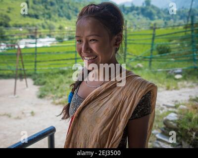 Pokhara, Nepal. 09-15-2017. Porträt einer lächelnden schönen Frau und Mutter aus einem Dorf in den Bergen Nepals, die Nahrung für ihre Kinder f Stockfoto