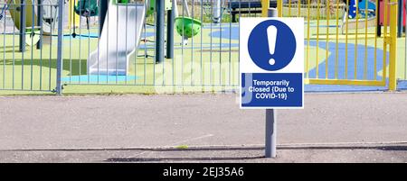 Kindergärten für Kinder geschlossen Schild am Tor wegen Coronavirus Covid-19 Stockfoto