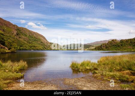 Blick auf den malerischen Llyn Dinas See im Snowdonia Nationalpark Berge im Sommer. Bethania Gwynedd North Wales Großbritannien Stockfoto
