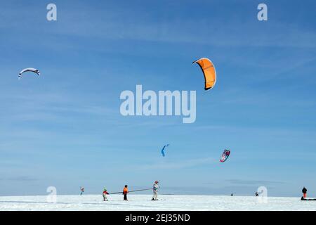 Familien-Kiteskiing Wintersport Snowkiten moderner gesunder Lebensstil, winterblauer Himmel Stockfoto