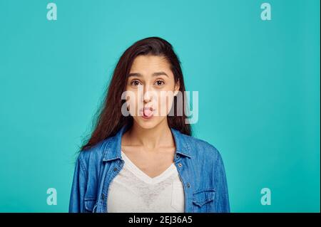 Nette Frau zeigt ihre Zunge, positive Emotion Stockfoto