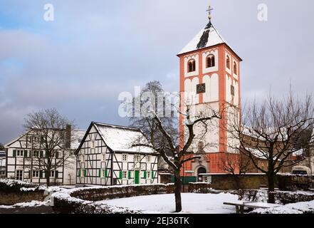 ODENTHAL, DEUTSCHLAND - 24. JANUAR 2021: Dorfzentrum Odenthal mit Pfarrkirche und alten Gebäuden an einem Wintertag am 24. Januar 2021 in Deutschland Stockfoto
