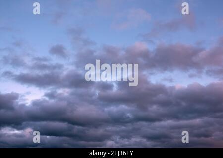 Am frühen Morgen Himmel mit pastellfarbenen Wolken Stockfoto