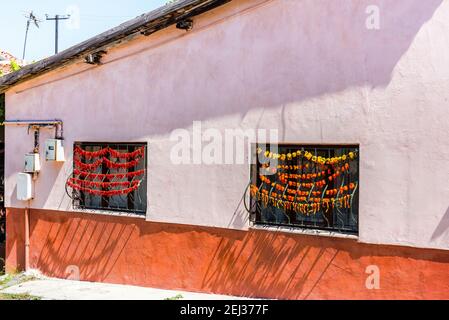 Bunte alte Häuser in Odunpazari. Schöner Blick auf die Straße in Odunpazari mit traditionellen historischen Häusern. Eskisehir, Türkei. Stockfoto