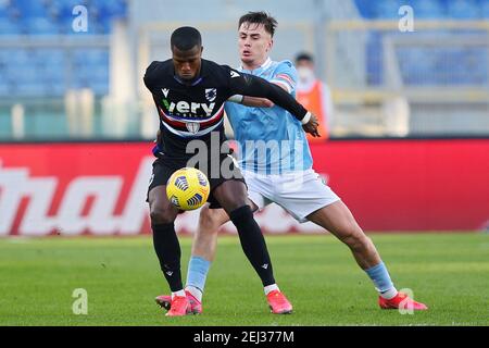 Rom, Italien. Februar 2021, 20th. Keita Balde von Sampdoria (L) vies für den Ball mit Gil Patricio Gabarron von Latium (R) während der italienischen Meisterschaft Serie EIN Fußballspiel zwischen SS Lazio und UC Sampdoria am 20. Februar 2021 im Stadio Olimpico in Rom, Italien - Foto Federico Proietti/DPPI/LiveMedia Kredit: Paola Benini/Alamy Live News Stockfoto