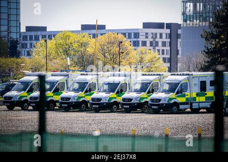 Datei Foto vom 19/04/20 von Krankenwagen geparkt vor dem NHS Louisa Jordan Krankenhaus auf dem Scottish Events Campus (SEC) in Glasgow. Die Abwesenheitszeiten der Krankenwagen aufgrund psychischer Probleme sind seit 2017 um mehr als 150 % gestiegen, zeigen neue Zahlen. Ausgabedatum: Sonntag, 21. Februar 2021. Stockfoto