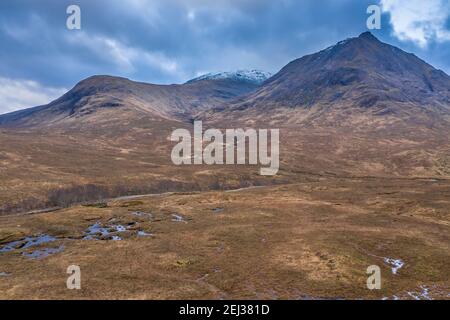 Fliegende Drohne dramatisches Landschaftsbild von Bergen Flüsse und Täler In Glencoe in den schottischen Highlands an einem Wintertag Stockfoto