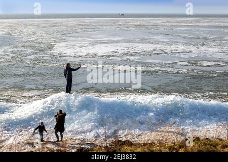 Mann, der ein Selfie auf einem Küsteneisschieß auf dem IJsselmeer macht, Zuiderdijk, Oosterleek, Nordholland, Niederlande. Stockfoto