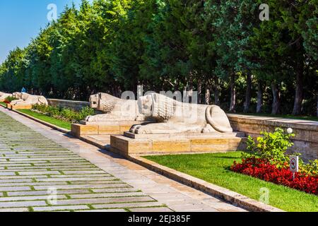 ANKARA, TÜRKEI - 3. SEPTEMBER 2020: Löwenstraße in ANITKABIR. Die Löwen Statuen auf der Straße. Ankara, Türkei. Stockfoto