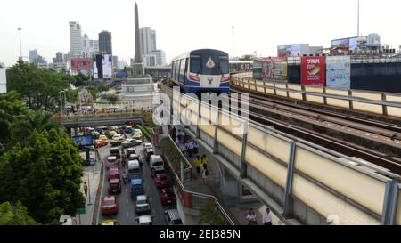 BANGKOK, THAILAND - 10. JULI, 2019: Rush Hour Verkehr in der Nähe von Victory Monumet in Krungthep Hauptstadt. Berühmtes asiatisches Wahrzeichen und Reiseziel. Innenstadt Stockfoto