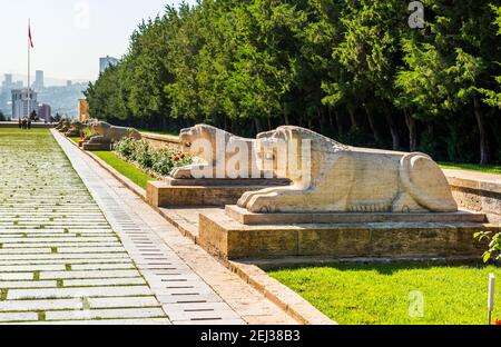 ANKARA, TÜRKEI - 3. SEPTEMBER 2020: Löwenstraße in ANITKABIR. Die Löwen Statuen auf der Straße. Ankara, Türkei. Stockfoto