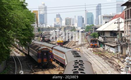 BANGKOK, THAILAND - 11. JULI 2019: Blick auf den Bahnhof vor der Kulisse der Stadt und Wolkenkratzer. Hua Lamphong ist der Mittelpunkt der Öffentlichkeit Stockfoto