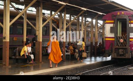 BANGKOK, THAILAND - 11. JULI 2019: Hua Lamphong Bahnhof, staatliche Eisenbahninfrastruktur SRT. Buddhistischer heiliger Mönch in traditionellem Orange Stockfoto