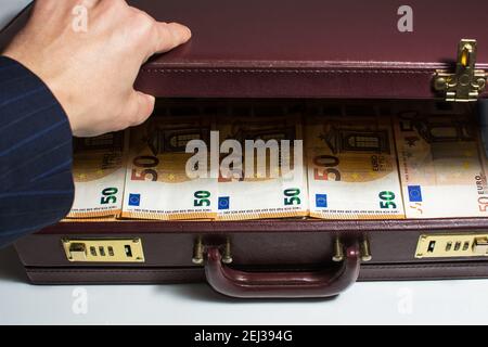 24-Stunden-halboffene Aktentasche mit Euro-Banknoten Stockfoto