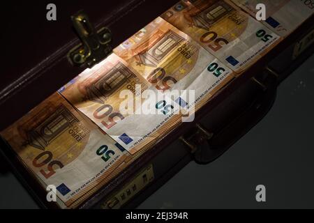 24-Stunden-halboffene Aktentasche mit Euro-Banknoten Stockfoto