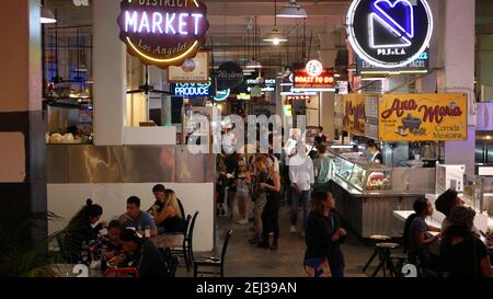 LOS ANGELES, CALIFORNIA, USA - 27 Okt 2019: Grand Central Market Street Lunch Shops mit Vielfalt von leuchtenden Retro-Neon-Schildern. Multirassische Menschen auf Stockfoto