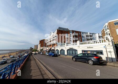 Palmeira Mansions, Shorefield Road Klettern über Western Esplanade in Westcliff on Sea, Essex, Großbritannien. Leas Naturschutzgebiet, mit Blick auf die Themse Mündung Stockfoto