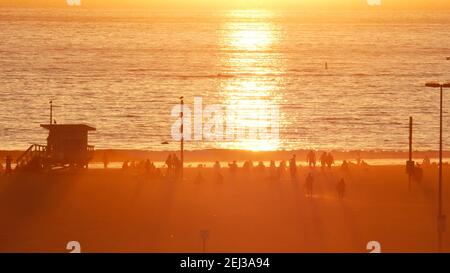 SANTA MONICA, LOS ANGELES, USA - 28 Okt 2019: California summertime Beach aesthetic, atmosphärisch goldener Sonnenuntergang. Unkenntlich Menschen Silhouetten, Sonne Stockfoto