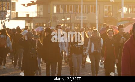 SANTA MONICA, LOS ANGELES CA USA - 19 DEC 2019: Viele multirassische Menschen gehen auf dem Pier. Fußgänger laufen, überfüllte Strandpromenade. Menge unterwegs Stockfoto