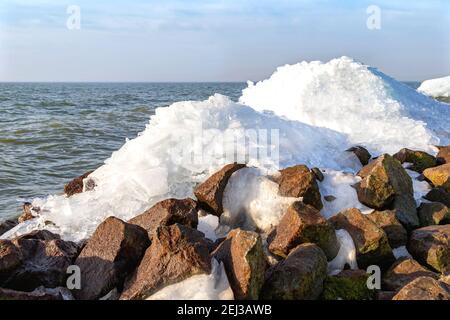 Eine Küsteneispileup auf dem IJsselmeer, entlang der Zuiderdijk, Wijdenes, Nord-Holland, den Niederlanden. Stockfoto