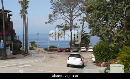 La Jolla, San Diego, CA USA -24 JAN 2020: Autos und Gebäude, Downtown City Street of california Coastal Tourist Resort. Stadtbild mit Verkehr, amer Stockfoto