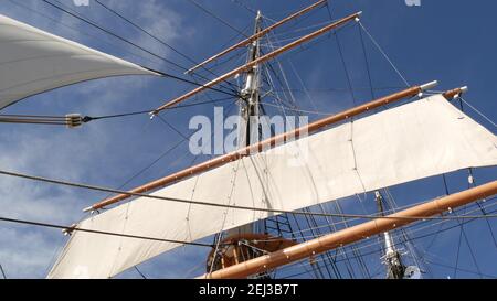 SAN DIEGO, CALIFORNIA USA - 30 JAN 2020: Retro-Segelschiff Star of India, voll getakelte Holzmasten des Maritime Museum. Historische britische Fregatte mit Stockfoto