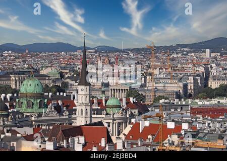 Gebäude Kirchen und Kräne Wiener Stadtbild Stockfoto