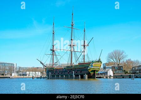 Replik 17th Jahrhundert Segelschiff in Amsterdam Hafen in der Niederlande Stockfoto