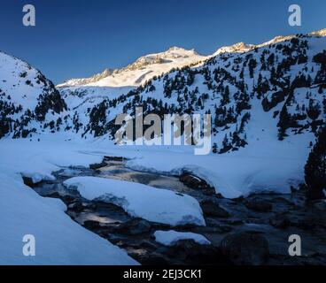 Wintersonnengang im Aneto-Gipfel und Maladetas-Massiv, vom Plan d'Aigualluts aus gesehen (Benasque-Tal, Pyrenäen, Spanien) Stockfoto