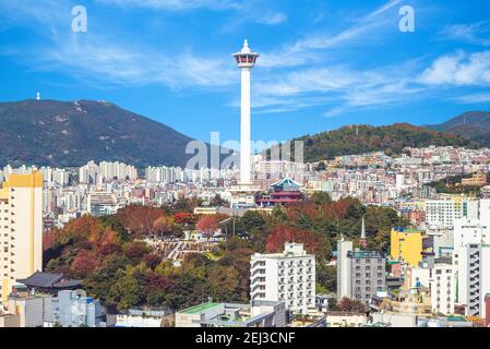 Skyline von busan Stadt mit busan Turm in Südkorea Stockfoto