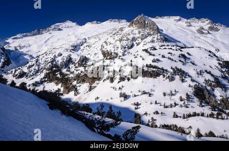 Winteransicht des Maladetas-Massivs von der Nähe des Plan d'Aigualluts (Benasque-Tal, Pyrenäen, Spanien) Stockfoto