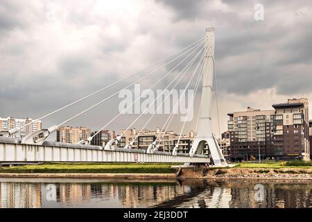 Die Küste des Finnischen Meerbusens mit modernen Gebäuden. Insel und Brücke am Horizont. Stockfoto